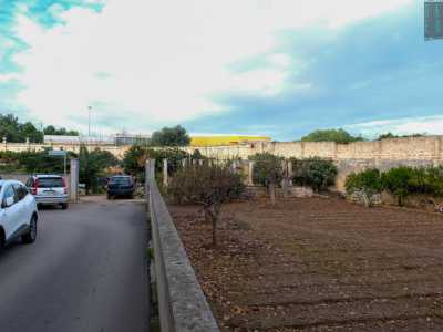 Per visitare ci� che si trova all�interno delle mura, dobbiamo circumnavigare la parete per girare prima in via Fumagalli e dopo in via Ardito. Ci ritroviamo cos� davanti a un cancello che ci viene aperto dal signor Giovanni Biasi, proprietario del suolo da svariati decenni